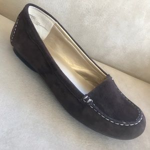 Me Too 8.5M Brown Suede Moc Flat “Casey” Top Stitching Flex Sole Padded Interior